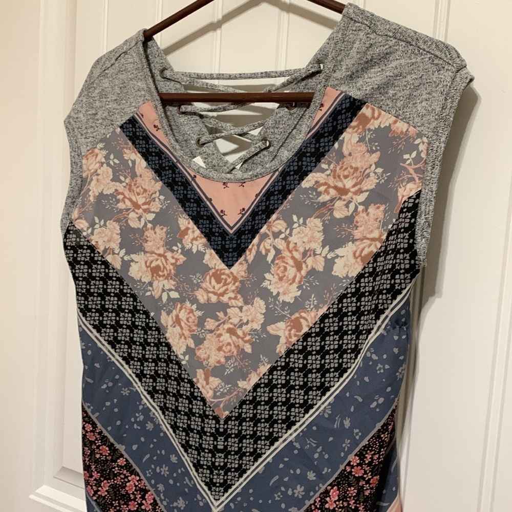 MAURICES WOMENS SHORT SLEEVE PATCHWORK TOP SHEAR FRONT CRISS CROSS BACK SMALL - Picture 2 of 5